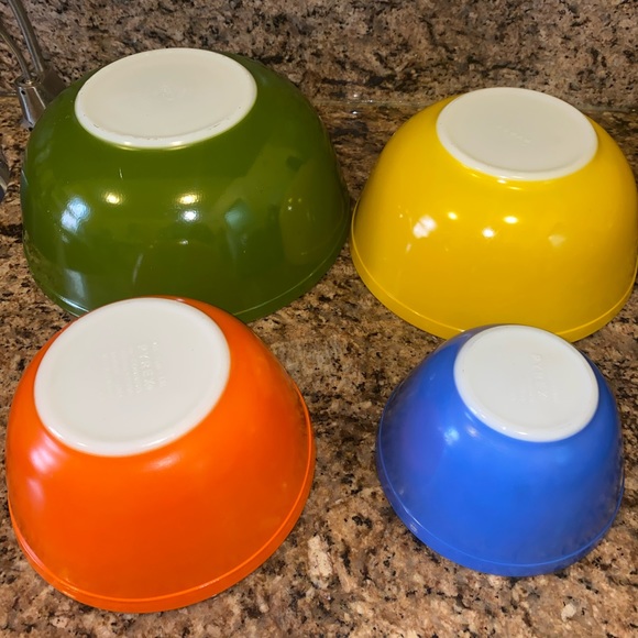 Pyrex  Mixing Bowl set of 4